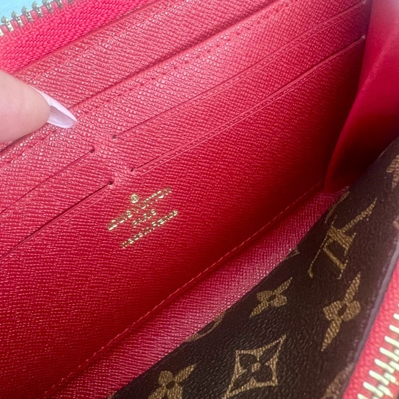 👑✅PRICE FIRM✅ Red and Brown Fashion Large Retiro Zip Around Wallet - Picture 11 of 16